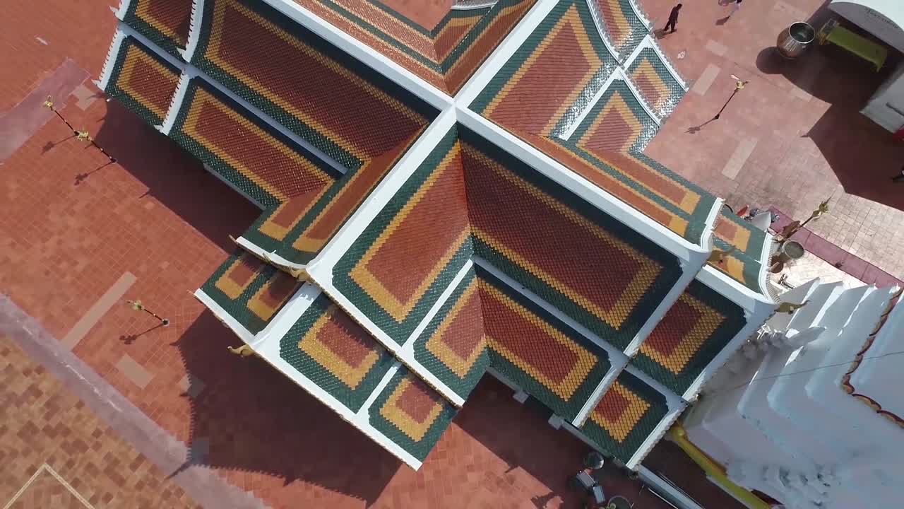 imágenes aéreas del histórico templo wat phra that cheung chum, punto de referencia de sakonnakorn, tailandia