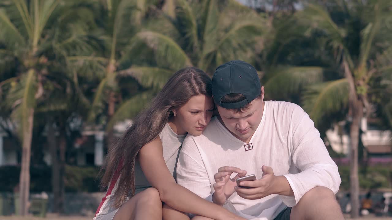 긴 느슨한 머리카락을 가진 여자가 가 ⁇ 운 바람에 의해 흔들려 남자  ⁇ 안고