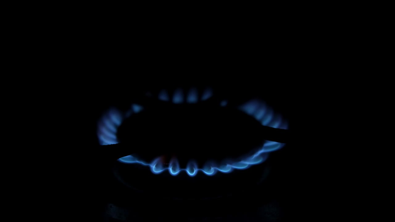 가스 스토브 부 버너의 파란 불꽃은 불꽃의 힘을 변화시니다.