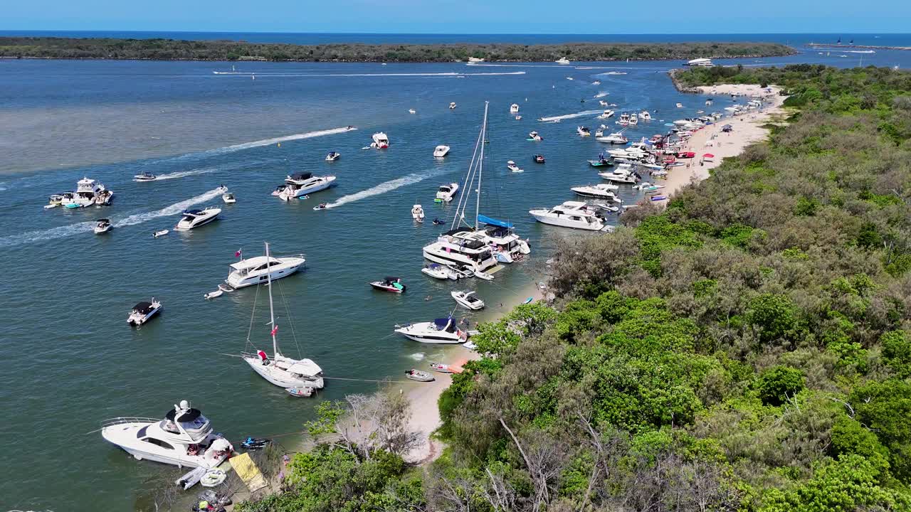 los barcos se reúnen para las festividades en las aguas de la costa dorada.