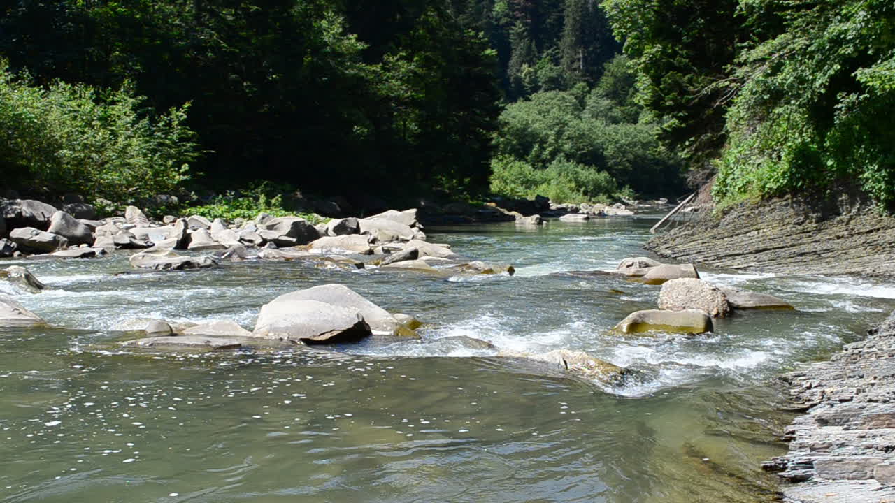 Sungai pegunungan yang deras. Air terjun dan jeram sungai pegunungan