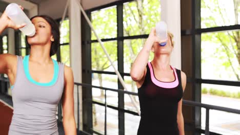 Mujeres-En-Forma-Corriendo-Juntas-En-Interiores