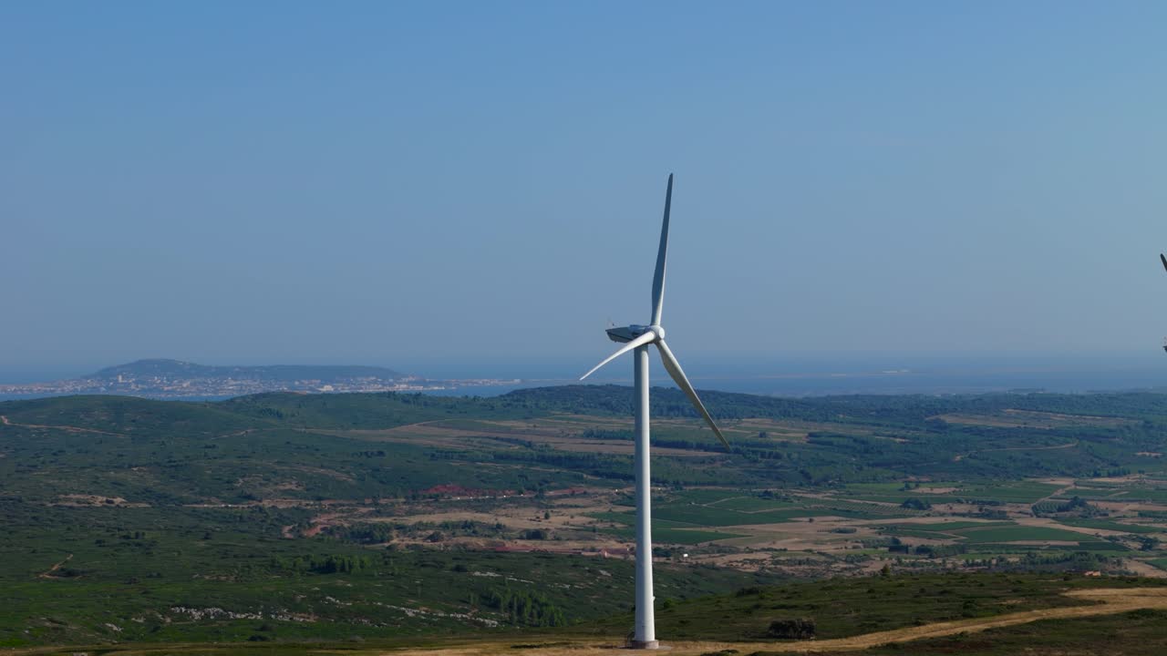 프랑스 시골 에 있는 풍력 터빈 공장 의 공중 파랄락스 촬영