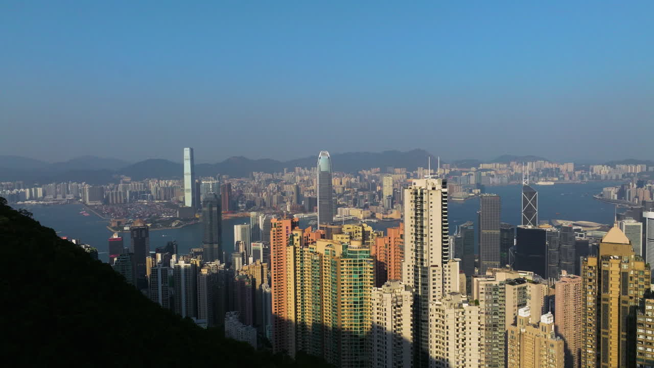 Vista Deslumbrante do Horizonte de Hong Kong do Mirante do Victoria Peak. Imagem Aérea de Drone.