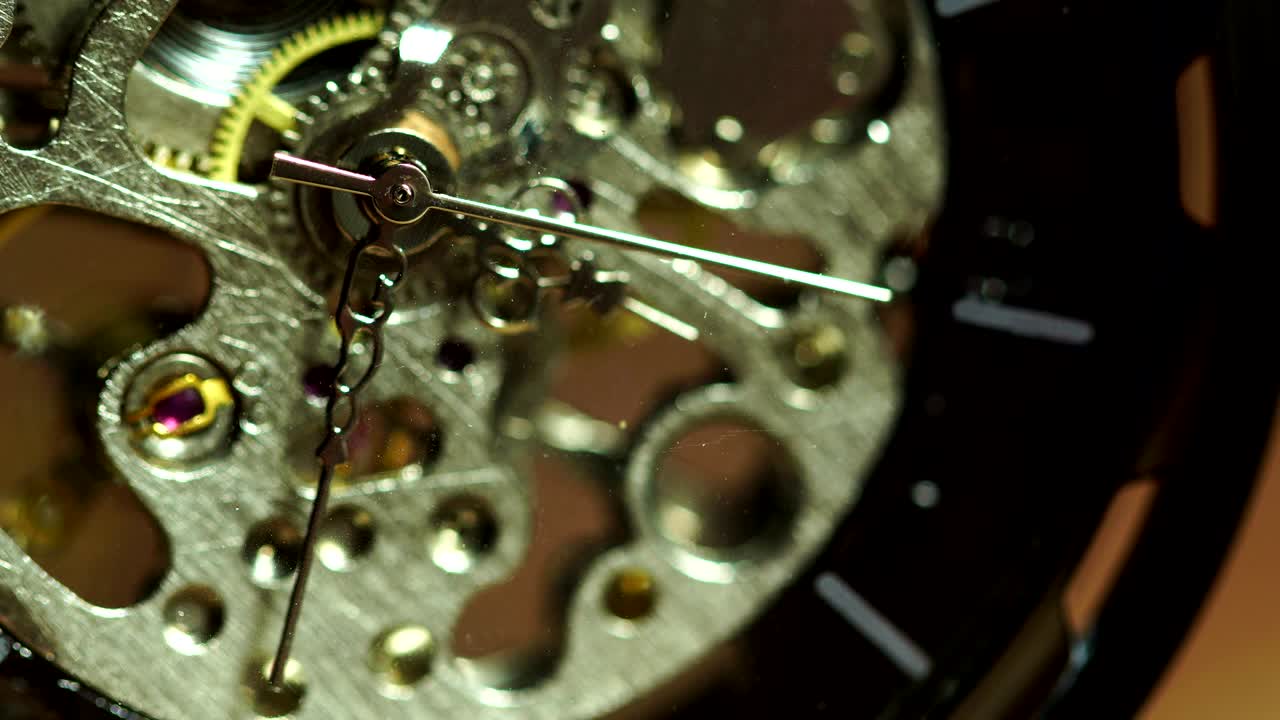 el viejo reloj de bolsillo está girando.