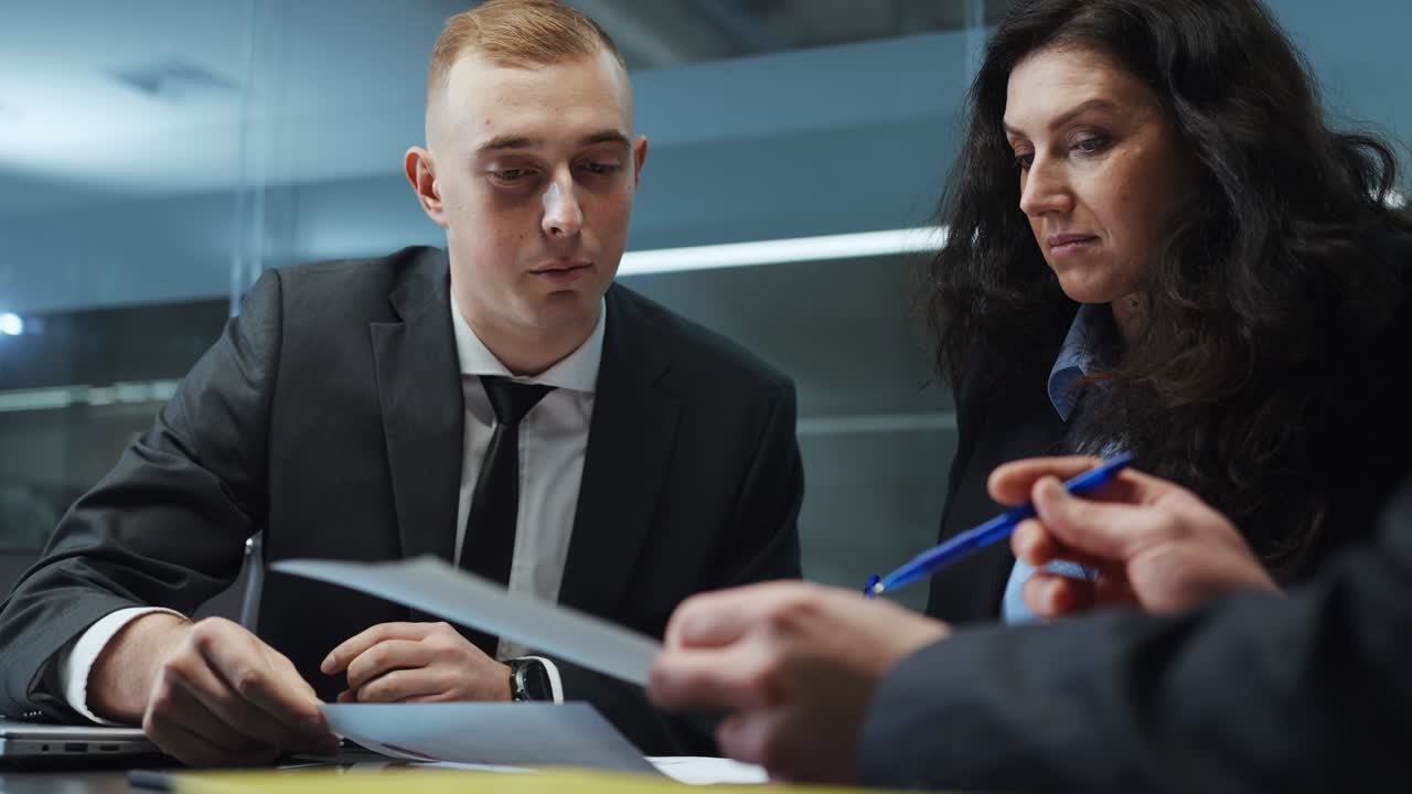 회의에서 서류와 함께 일하는 재무 관리자