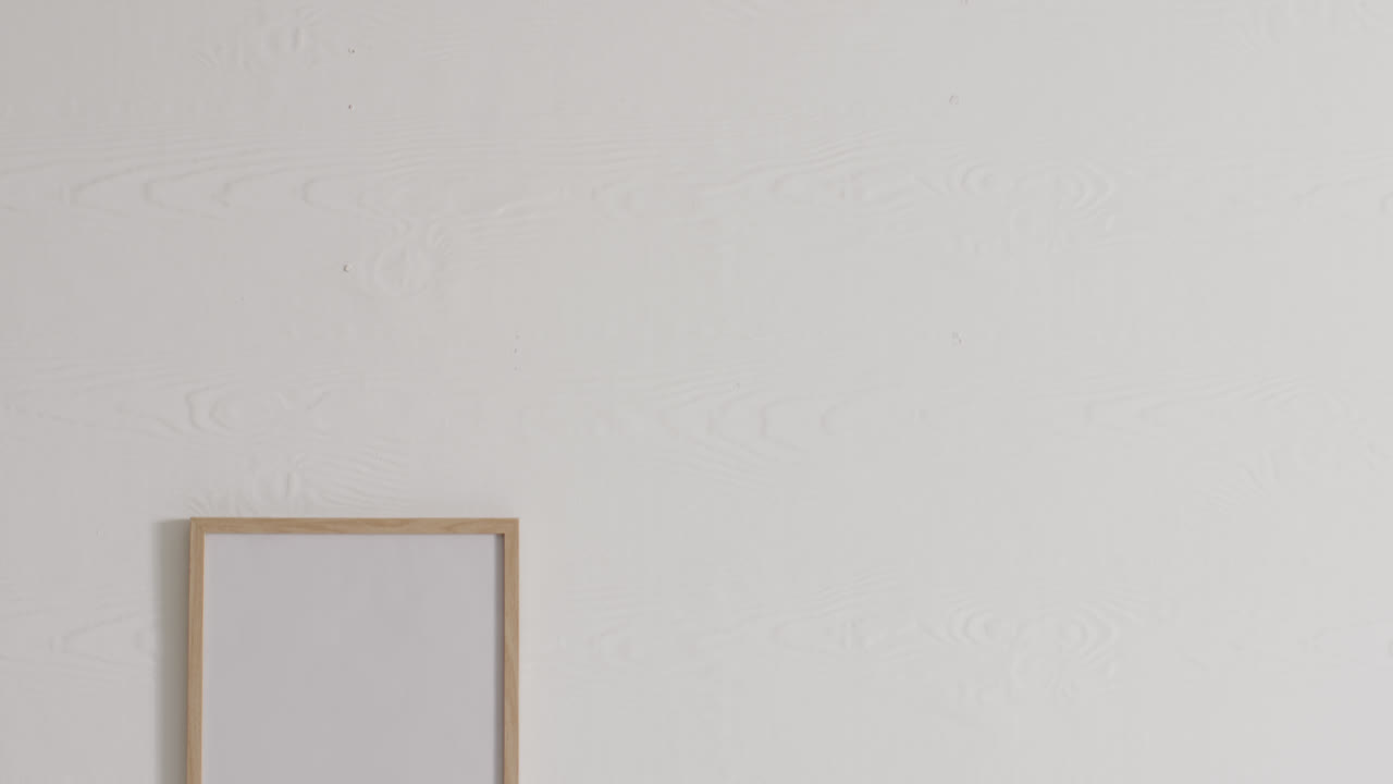 ⁇ 색 벽에  ⁇ 색 배경에 복사 공간을 가진 나무 프레임