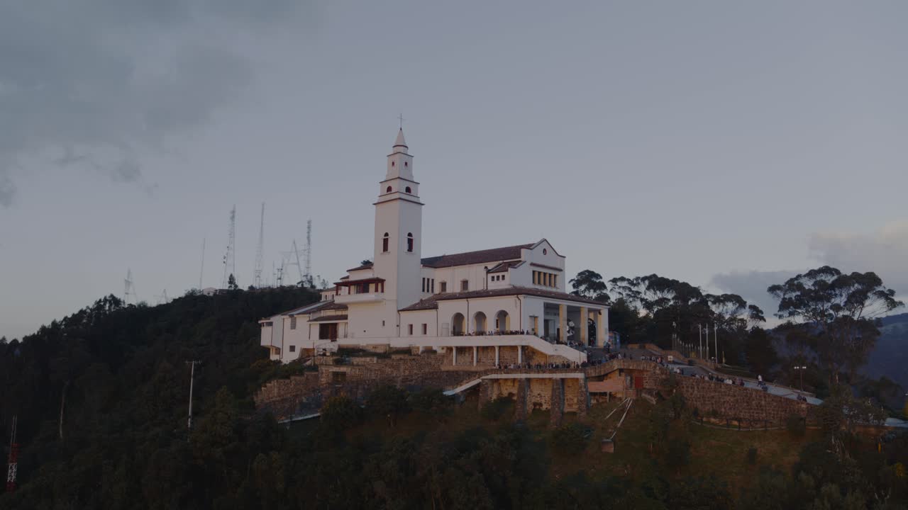 drone disparado alrededor de la iglesia de monserrate en las montañas de bogotá, colombia