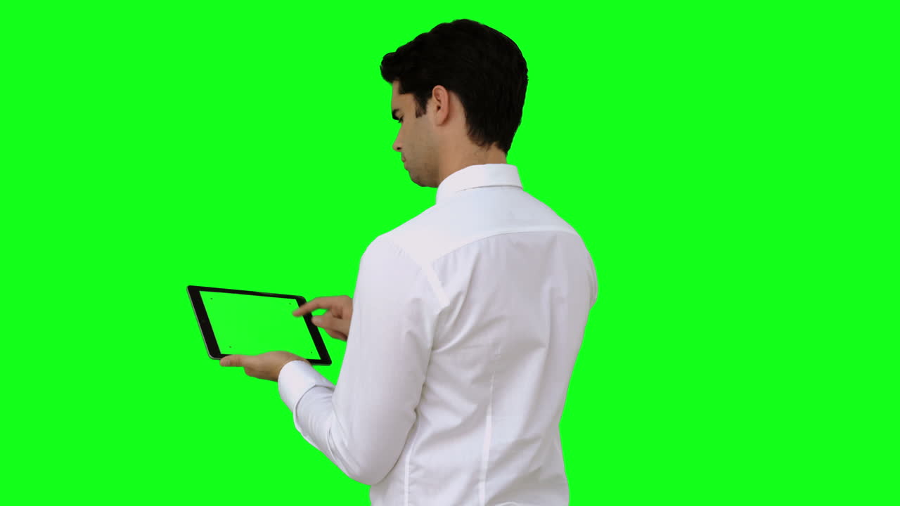 태블릿 pc 를 사용하는 사업가