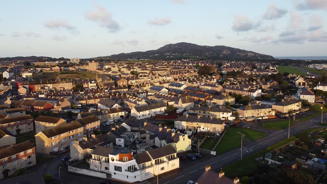 isla de holyhead estableciendo una vista aérea sobre la propiedad del paisaje de la ciudad y la montaña distante al amanecer