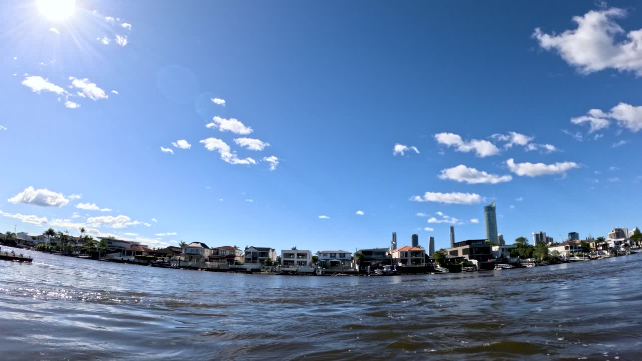 골드 코스트 운하를 가로질러 조용한 보트 타기