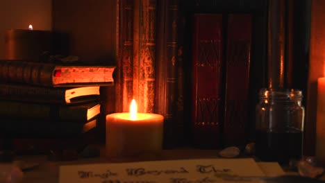 cerrar el fondo de una biblioteca antigua, al lado de un frieplace, con libros antiguos, una pluma, papel viejo, tinta, piedras y velas con llamas parpadeantes