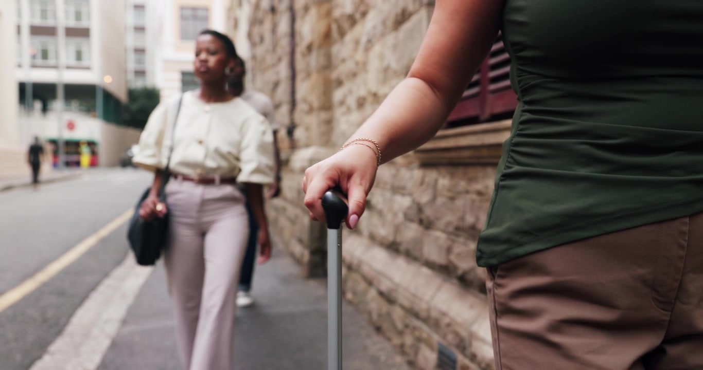 Due donne che camminano per strada in città con le valigie