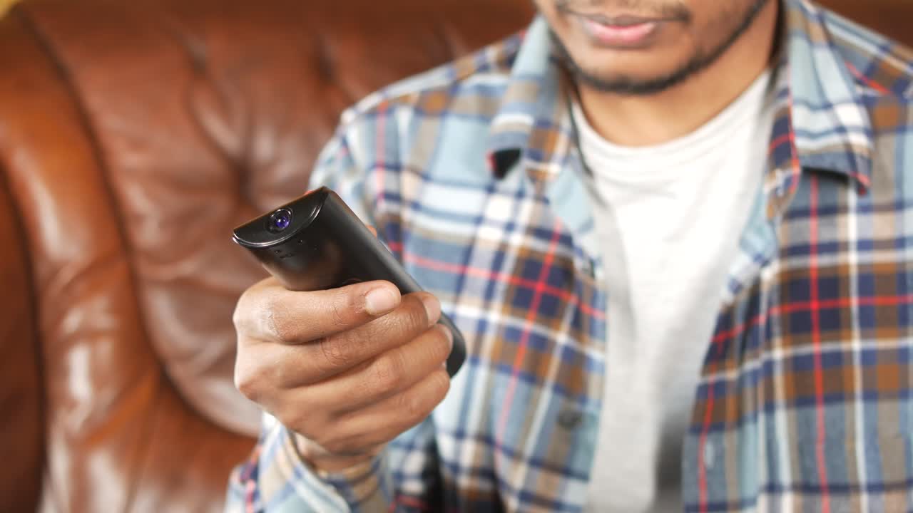 Uomo con un telecomando della TV