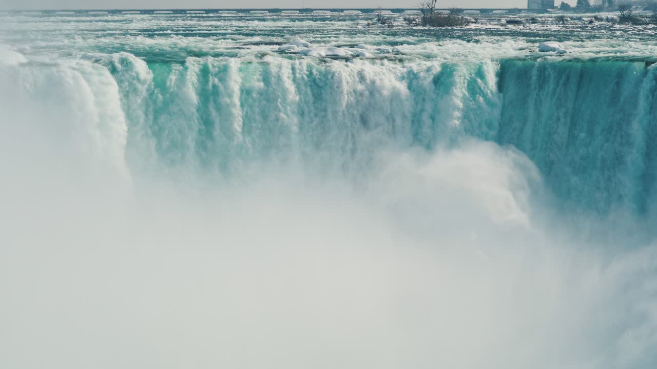 얼음과 눈으로 얼어붙은 나이아가라 폭포의 겨울 23