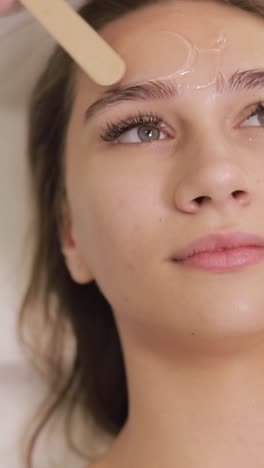 waxing eyebrow procedure