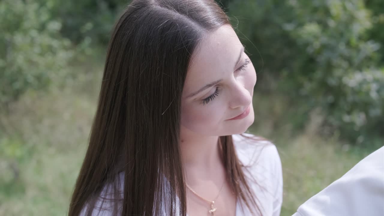 커플이 야외에서 기타를 연주하고 있다