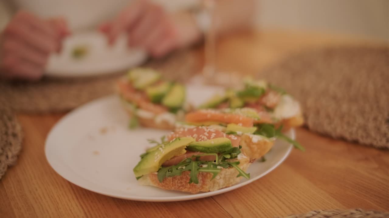 una pareja enamorada haciendo un sándwich en la cocina de la sala de estar