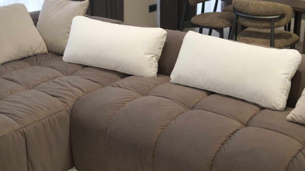 Divano Marrone Moderno con Cuscini Beige e Bianchi