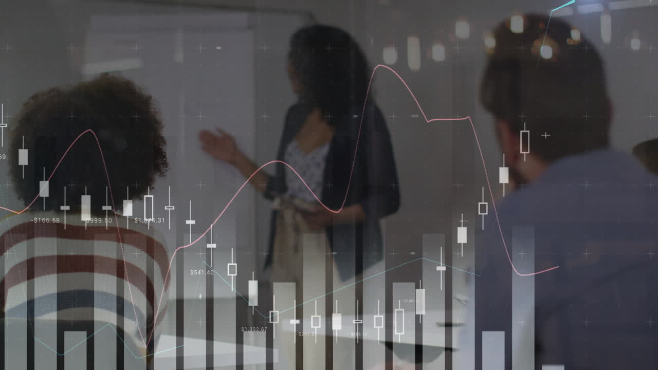 animazione dell'elaborazione dei dati e diagrammi su diversi colleghi che parlano in ufficio
