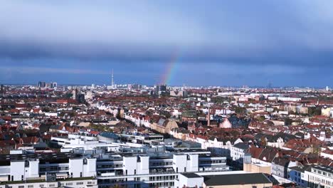 Tesoro-De-Oro-Al-Final-Del-Arco-Iris-En-La-Ciudad-Capital-De-Alemania-Berlín-Cielo-Gris-Nublado