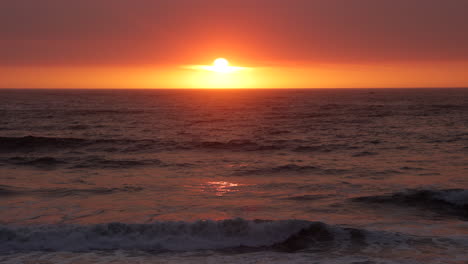 hermosa y colorida puesta de sol con el sol a punto de ponerse en el océano pacífico