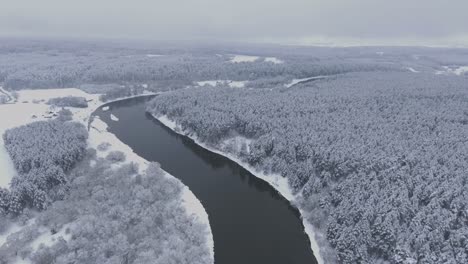 一條蜿蜒的河流在雪<unk>的冬天