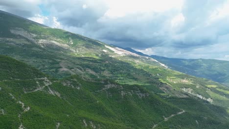 Erosión-En-La-Ladera-De-La-Montaña-Con-árboles-Y-Vegetación.