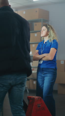 empleados del almacén que trabajan