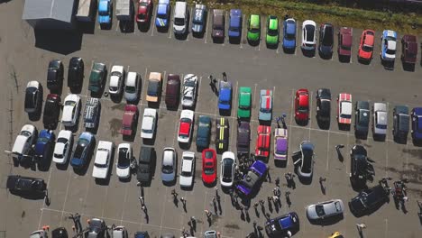 estacionamiento de autos de carrera a la deriva con docenas de autos, tiro aéreo de arriba hacia abajo