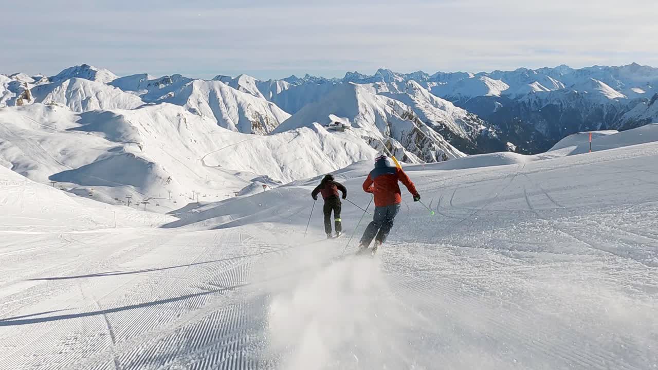 Sci panoramico con due sciatori in uno splendido paesaggio invernale in alta montagna.