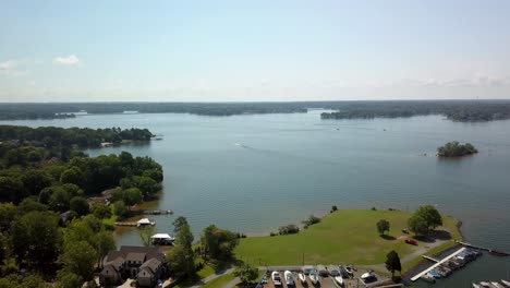 Toma-Aérea-Alta-Moviéndose-Sobre-El-Lago-Norman,-Lago-Norman-Nc,-Lago-Norman-Carolina-Del-Norte