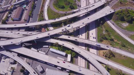 una excelente antena sobre un vasto intercambio de autopistas cerca de los angeles california 1