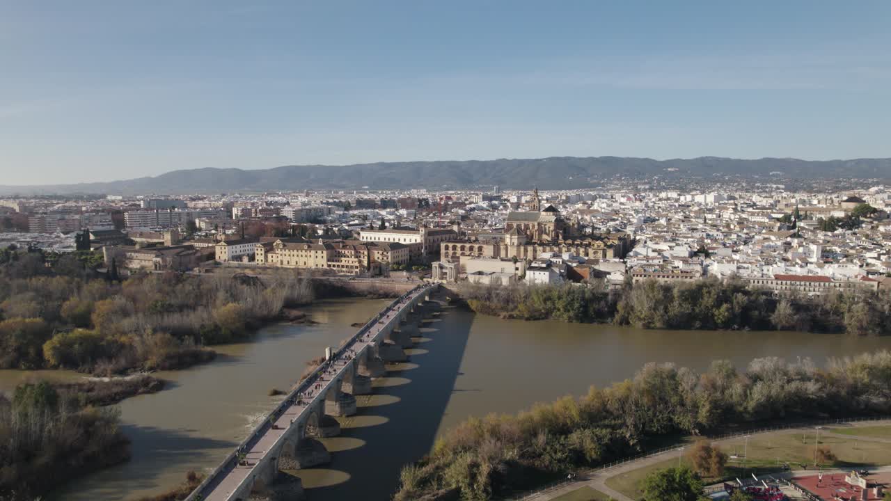 Voo de drone sobre a ponte romana em direção à Mesquita-Catedral de Córdoba.