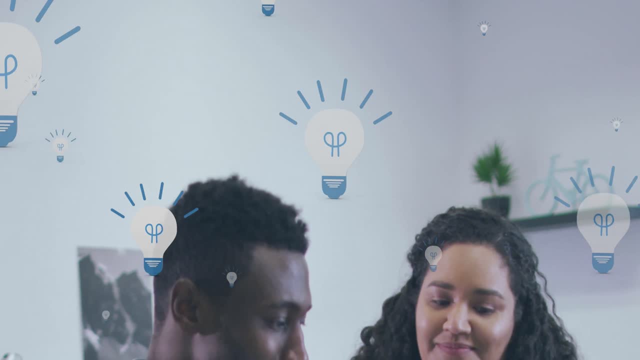 animación de iconos de bombillas digitales sobre diversas personas de negocios en la oficina