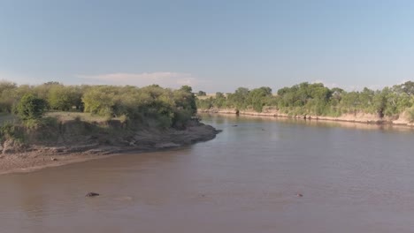 Luftvideo-Des-Mara-Flusses-Mit-Flusspferden