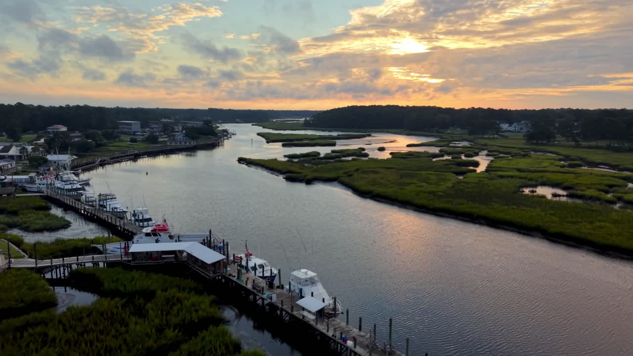 캘러배시 NC에 있는 캘러배시 강의 일출 항공 샷