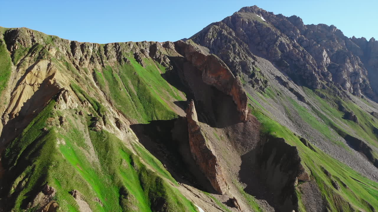 воздушный вид на горный хребет