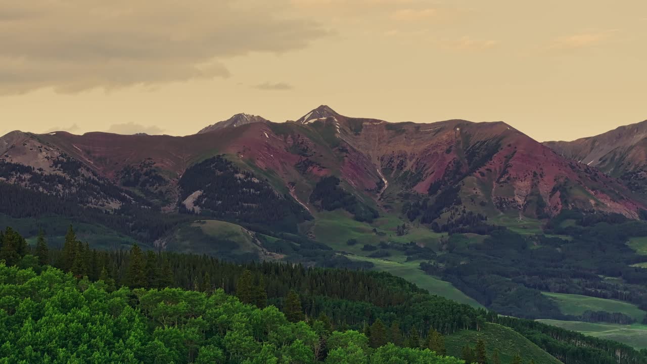 aérea sobre las colinas verdes cerca de la montaña crested butte, colorado, estados unidos