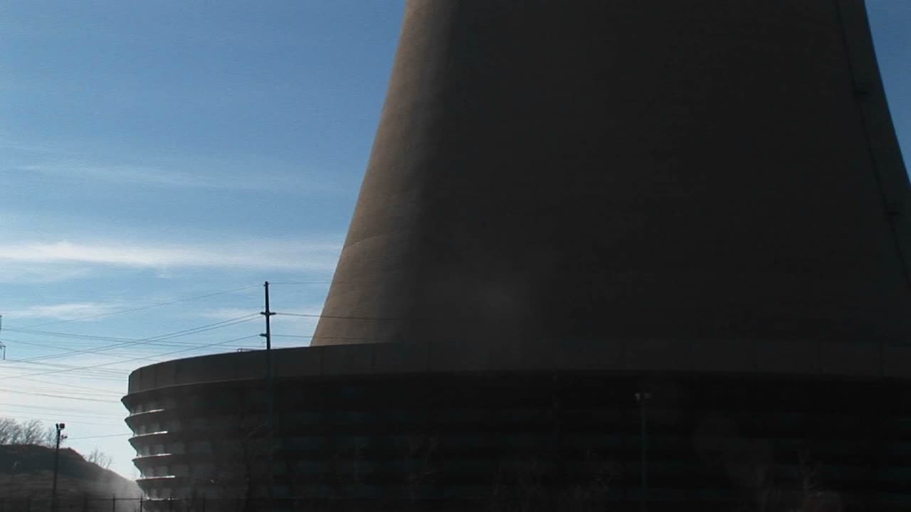 la cámara se desplaza desde la base hasta la parte superior de una planta de energía nuclear