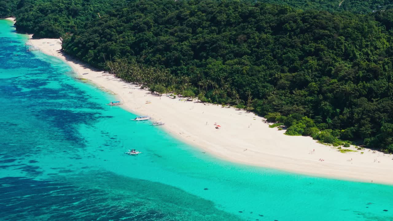 Spettacolare ripresa aerea tropicale da cartolina che mostra Puka Beach Boracay e il mare turchese.