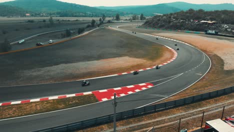 una toma de un dron giratorio de motociclistas profesionales en carreras