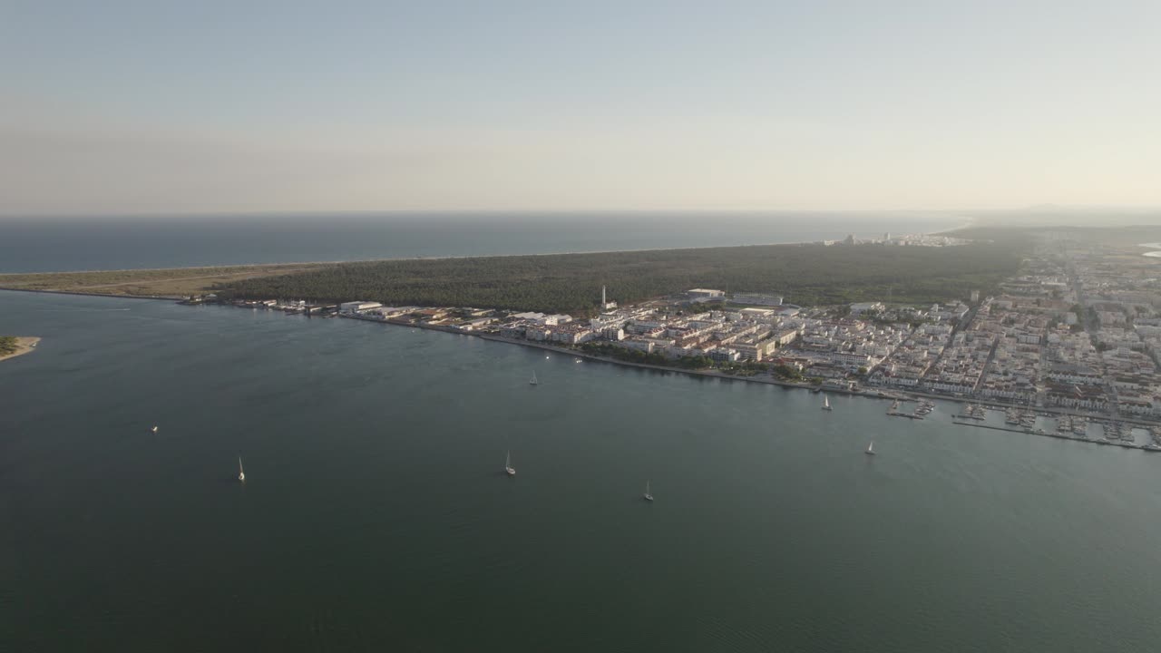 vista de ángulo alto de vila real de santo antonio desde el río guadiana