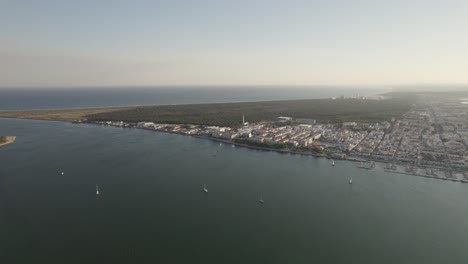 Blick-Aus-Der-Vogelperspektive-Auf-Die-Vila-Real-De-Santo-Antonio-Vom-Fluss-Guadiana-Aus