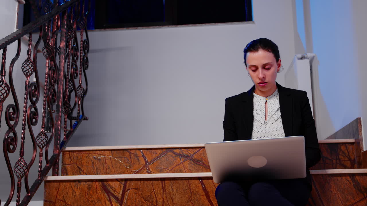mujer de negocios trabajando tarde en la noche en el cuaderno