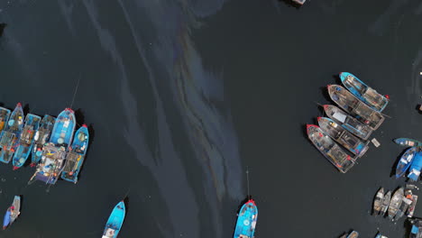 Viejos-Juncos-De-Pesca-Vietnamitas-Sentados-Quietos-En-El-Agua-En-Danang-Mientras-Un-Dron-Ofrece-Una-Vista-Panorámica