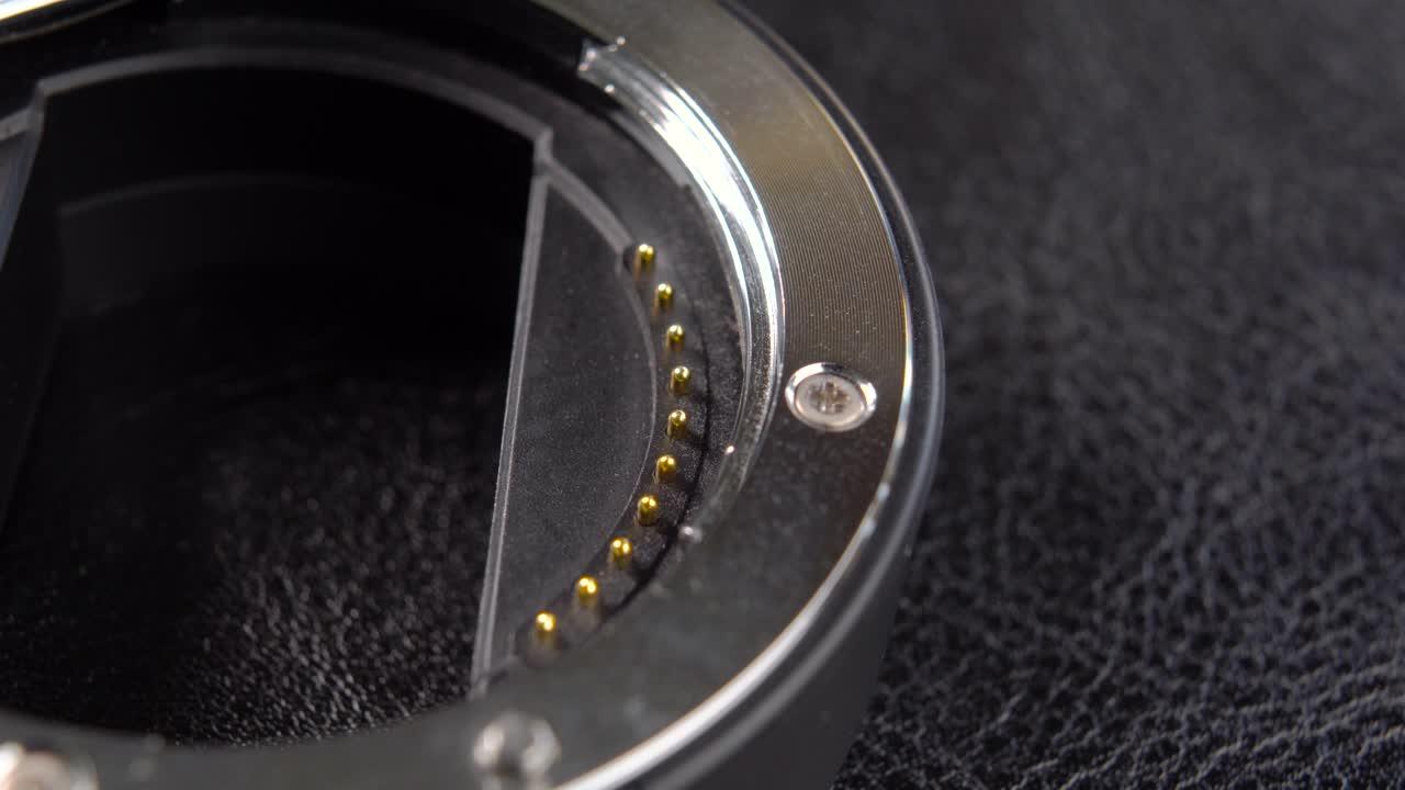 байонет для удлинения линзы с металлическими контактами.