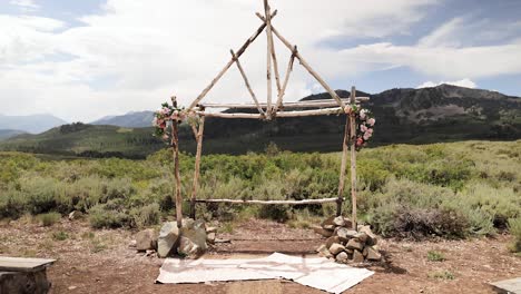 Bogen-Für-Die-Hochzeitszeremonie-Aus-Holz-Und-Mit-Blumen-Bedeckt-In-Den-Bergen-Von-Utah-Für-Ein-Kleines-Elopement-1080p-60fps