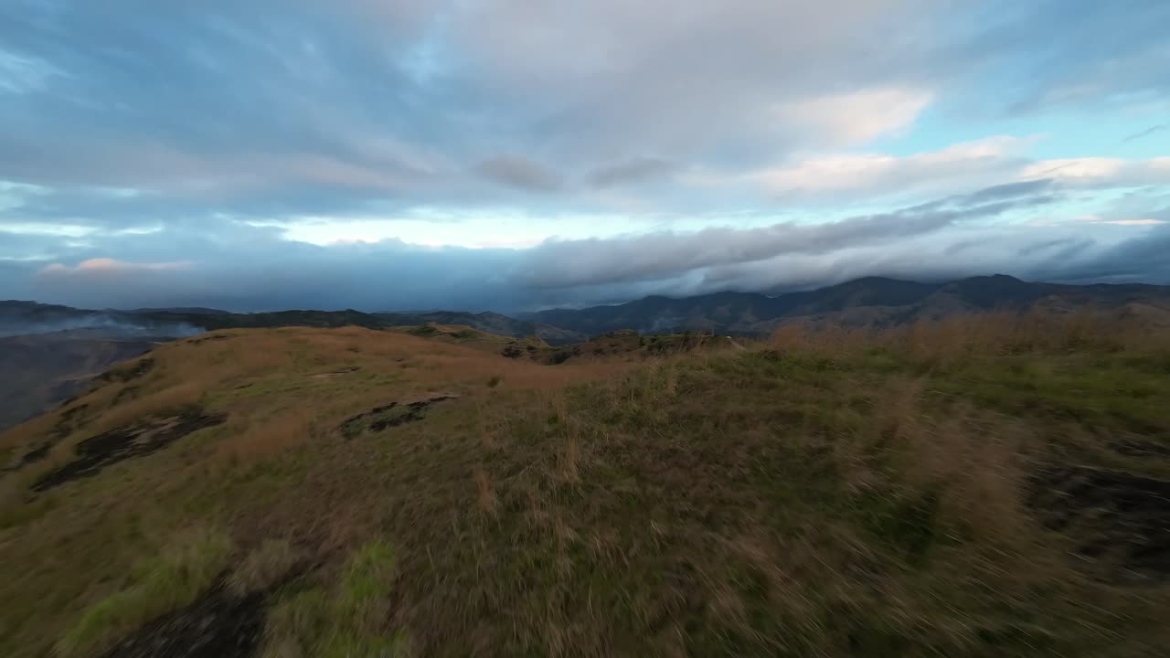 video del avión no tripulado sobre las montañas de fiji