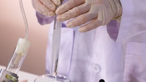 demostración de una reacción química en un entorno de laboratorio